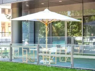 Paravent rétractable en verre et aluminium de Glass Systems pour délimiter un restaurant