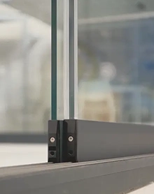 Coulissant Panoramique Glass Systems en version industrielle vitrée fermeture télécommandée