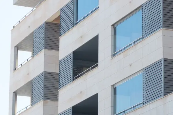 Le Rideau de Verre, fermeture en verre coulissante pivotante pour l'aménagement d'un balcon couvert