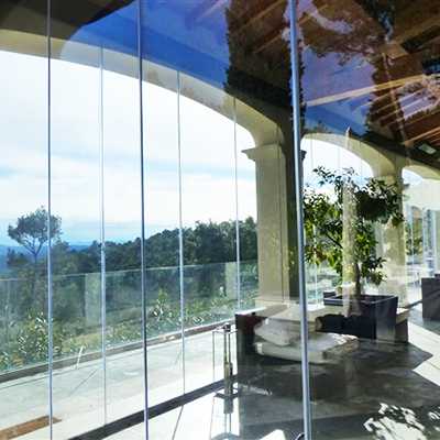 Système de fermeture en verre panoramique pour aménager une terrasse couverte en voutes