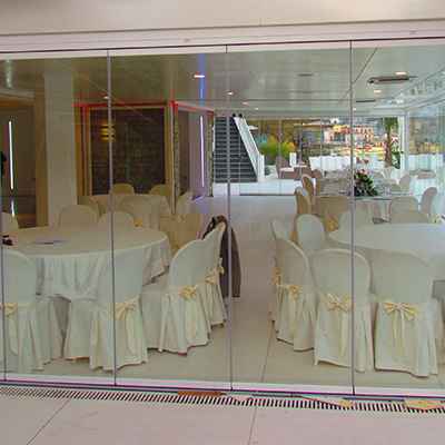 Aménagement d'un espace de réception de mariage et séminaires avec délimitation de la zone par la pose de cloisons vitrées intérieures type Rideau de Berre