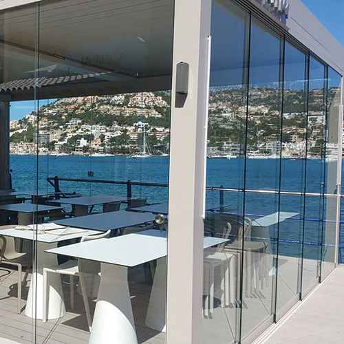 Coulissant Panoramique, fermeture en verre coulissante pour terrasse de restaurant