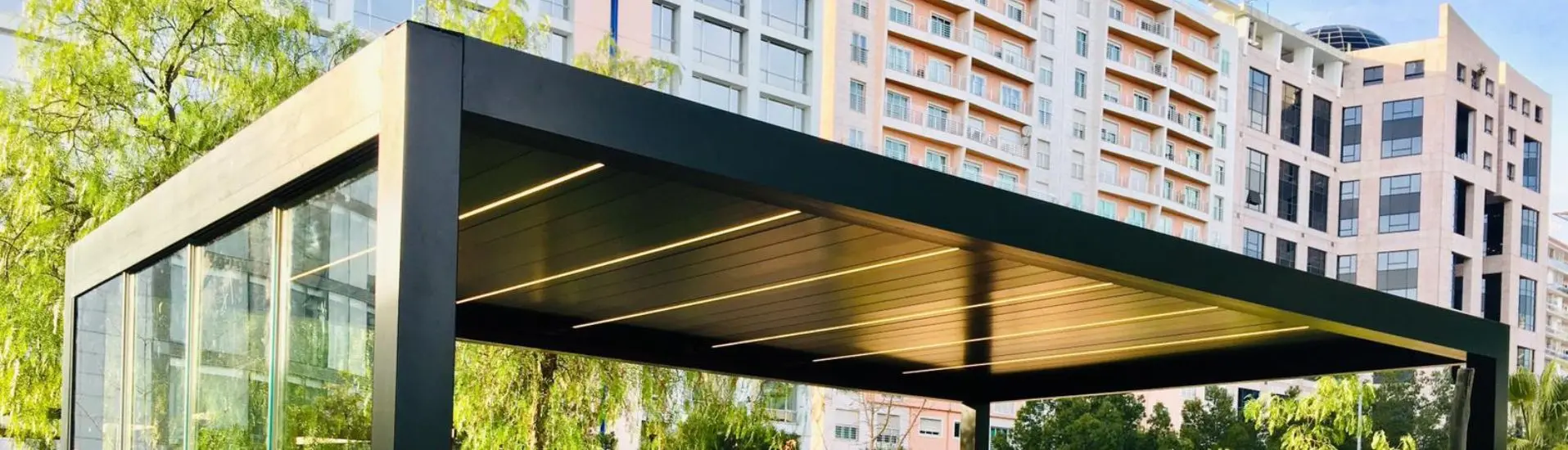 Solution de toit de terrasse sur mesure avec une pergola bioclimatique ou à toit fixe en aluminium et éclairage led intégré