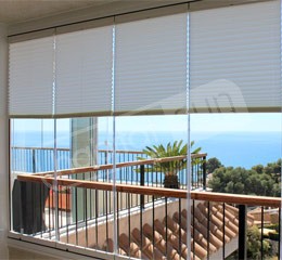 Protection solaire pour rideau de verre