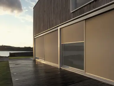 Store Vertical extérieur avec coulisses de guidage - ou store zip - en terrasse pour réguler la luminosité et la température tombante
