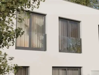 Garde-corps en verre fixé entre murs venant sécuriser les fenêtres à l'étage d'une maison privée