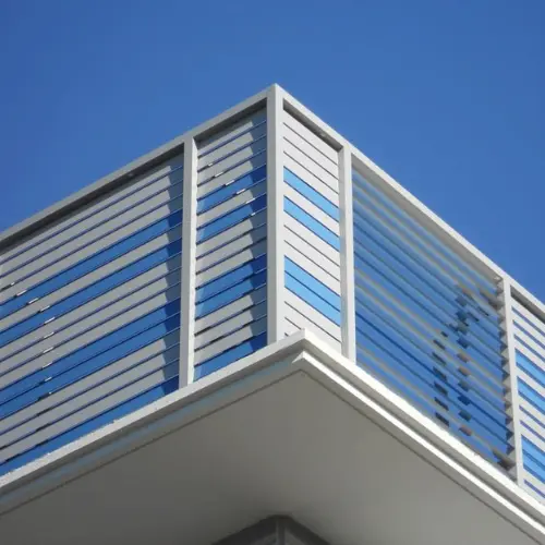Brise-soleil fixe en claustra aluminium avec colorisation des lames mobiles alu en bleu et blanc
