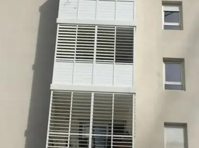 panneau de séparation installé comme claustra extérieur pour fermer balcon avec des lames orientables en aluminium blanc