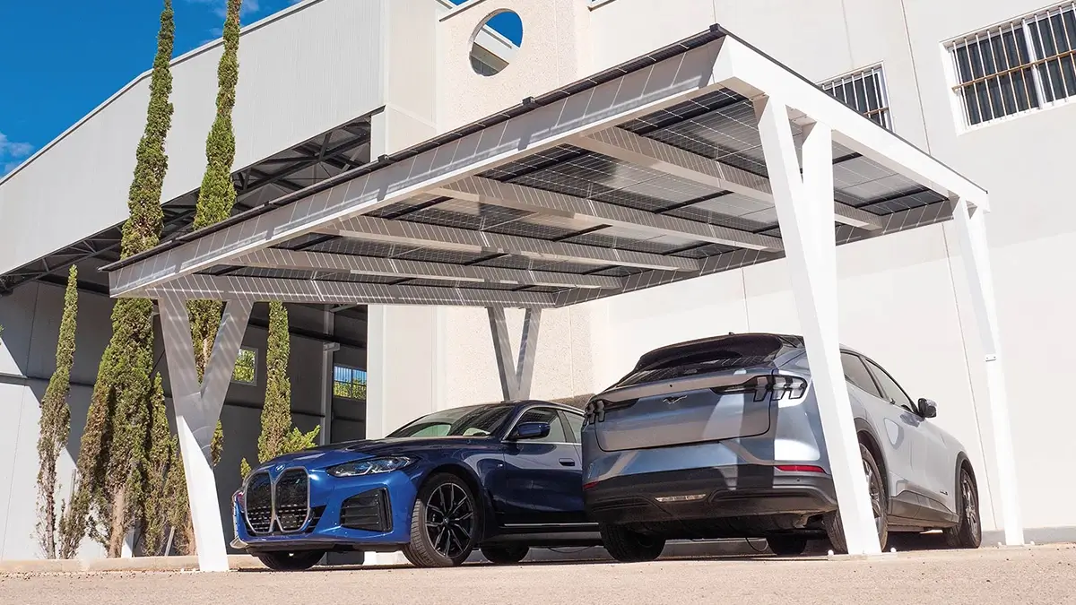Carport Photovoltaique adossée au mur d'une villa avec jardin
