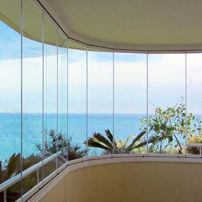 aménager balcon arrondi ou en angle avec fermeture en verre panoramique