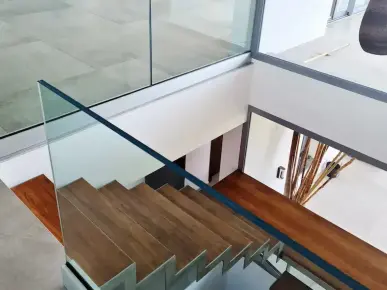 Installation d'un garde-corps en verre en intérieur sur un palier d'escalier ou mezzanine. 