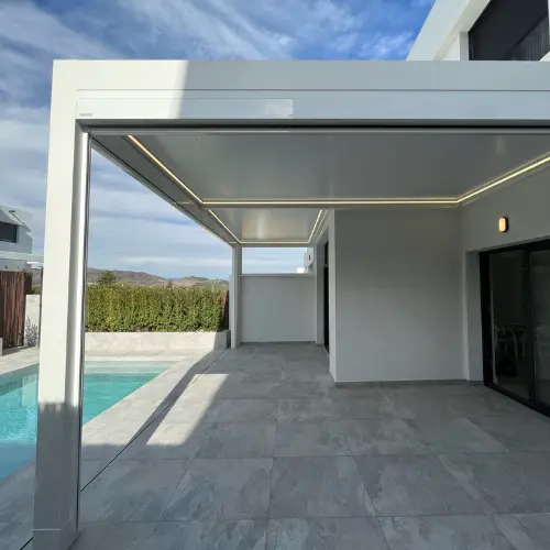 Double pergola adossée à toit plat et éclairage led intégré couvrant une terrasse bordée d'une piscine