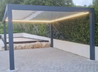 Pergola autoportée en aluminium & éclairage LED sur mesure utilisé comme carport ou espace de salon de jardin