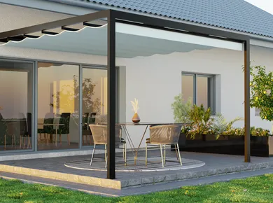 Pergola toit en panneau sandwith et fermée en fermeture en verre