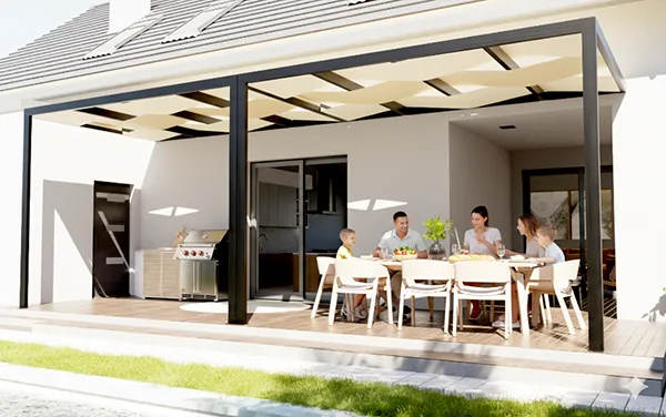 Pergola deco adossée en aluminium noir couvrant une terrasse.