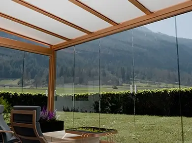 Pergola fermée adossée 4x3 sur mesure utiliser comme espace ombrager proche d'une terrasse