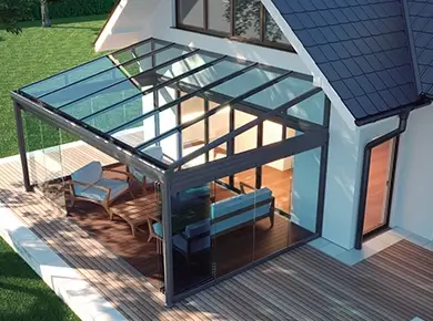 Pergola à toiture modulable adossée au mur de la maison pour créer une terrasse vitrée