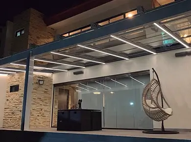 Pergola toit en panneau sandwith et fermée en fermeture en verre