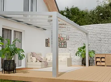 Pose d'une pergola en verre adossée sur mesure de couleur blanc dans une région exposée à l'ensoleillement