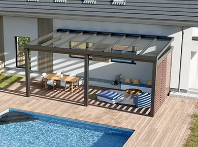 Pergola modulable sur mesure adossée à une maison avec piscine avec brise soleil pour fermer la pergola