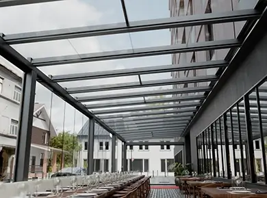 Pergola en verre en aluminium comme toit terrasse d'un restaurant
