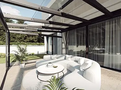 La Pergola en verre rétractable adossée sur mesure et couleur personnalisée rouille pour couvrir et abriter une terrasse de jardin.