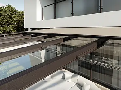 Aménagement de pergolas en verre autoportée en aluminium installés dans un jardin, sur mesure