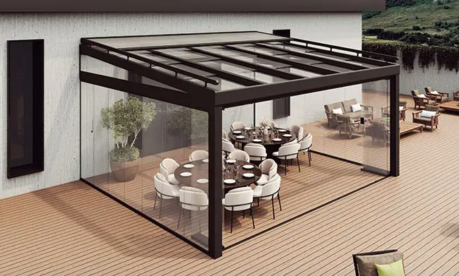 pergola en aluminium avec toit panoramique en verre rétractable pour un restaurant