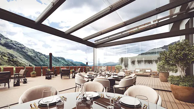 Pergola modulable adossée en aluminium marron couvrant une terrasse de restaurant.