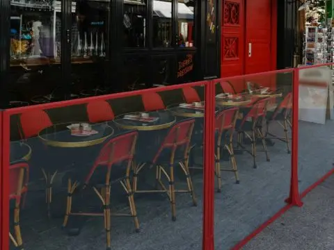 Pose d'un paravent extérieur fixe de couleur rouge en harmonie avec l'architecture du restaurant